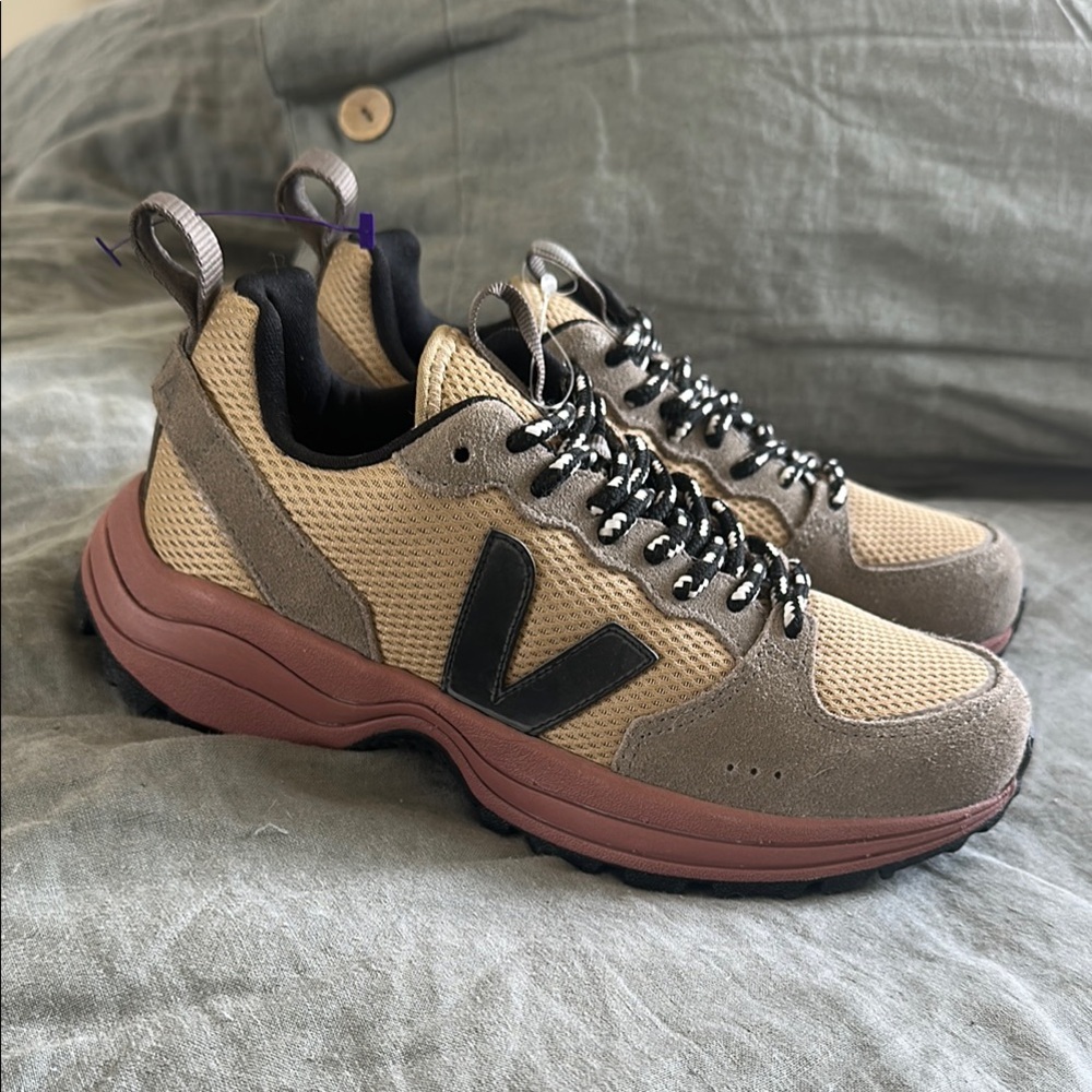 Veja Venturi Sneakers Beige and Black Mesh